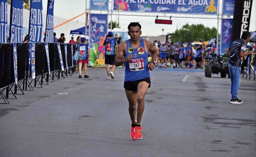 Sin entrenar o tener una preparación física de corredor profesional, comenzó a participar en competencias de 5 mil y 10 mil metros. Foto: Especial