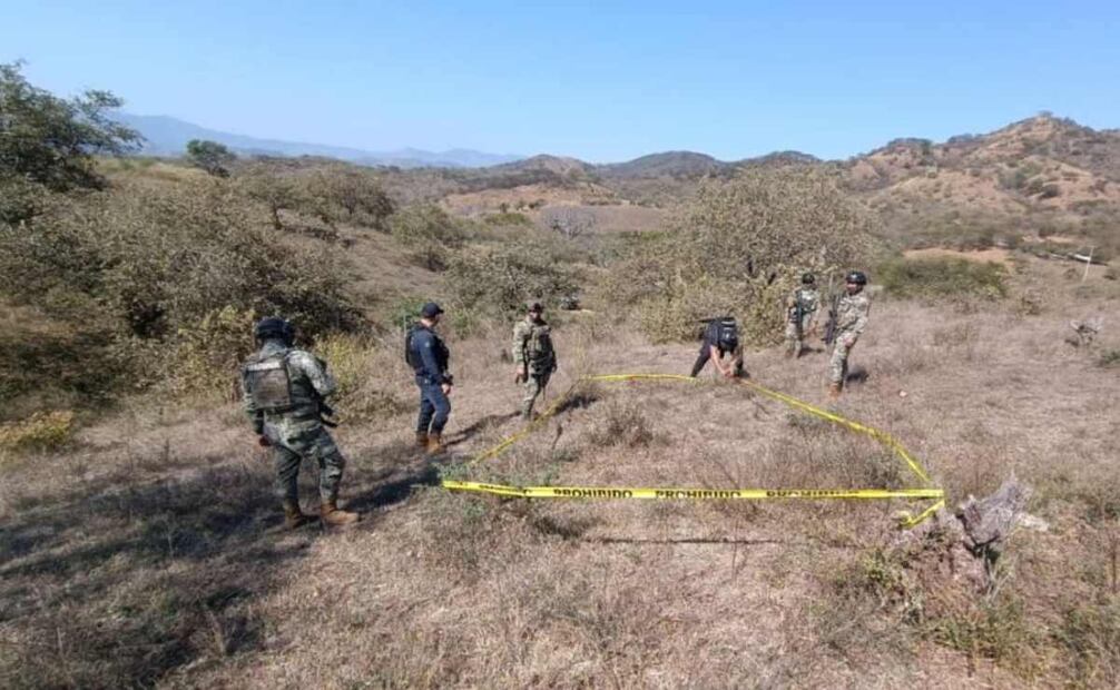 Los uniformados acordonaron el área para el arribo de los grupos especializados en la desactivación de explosivos. Foto: Especial