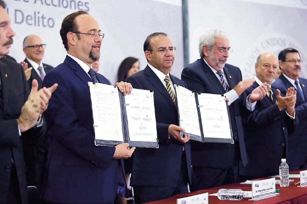 Jaime Valls Esponda, director de la ANUIES; Alfonso Navarrete Prida, secretario de Gobernación, y Enrique Graue Wiechers, rector de la UNAM, participaron en la firma del convenio de colaboración por la seguridad en escuelas. (TOMADA DE TWITTER)