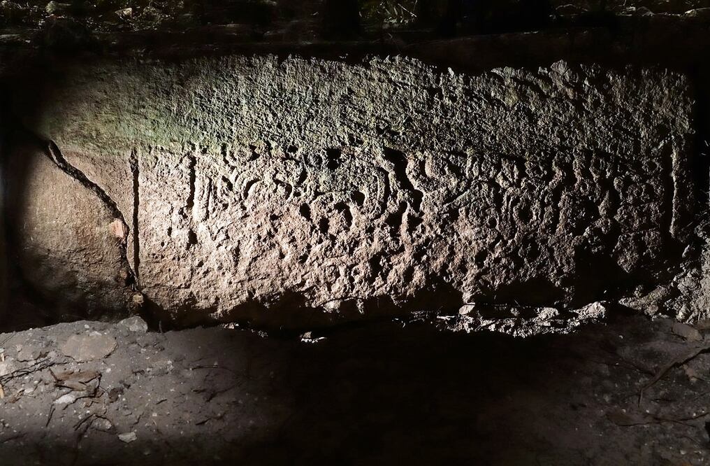 El bloque es un fragmento de un monumento; mide aproximadamente 1.82 metros de ancho, 71 centímetros de largo y 37 centímetros grosor, las escenas y el texto jeroglífico (que están incompletos) tienen alrededor de 46 cm de longitud. Foto: Octavio Esperanza