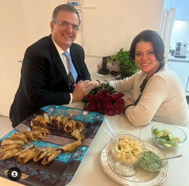 Marcelo Ebrard tiene la vajilla flor de otoño que todos conocemos