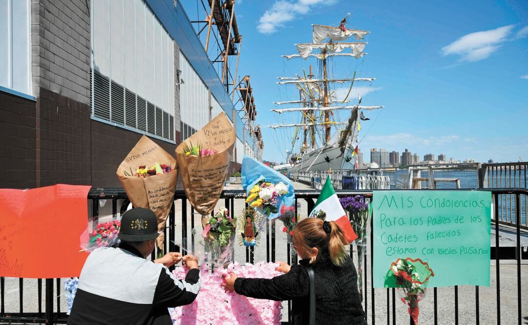 Personas visitan un memorial de las víctimas del choque del buque de la Armada mexicana. Foto: Angela Weiss / AFP)