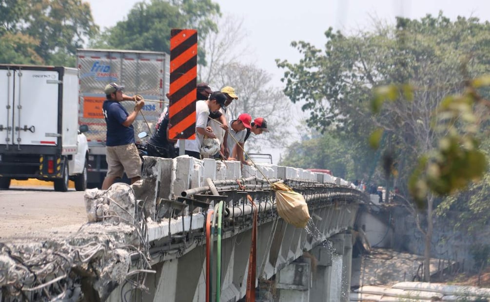 Rapiña de mercancía tras fuerte accidente que dejó un conductor de tráiler muerto (01/05/2025). Foto: Luma López / EL UNIVERSAL