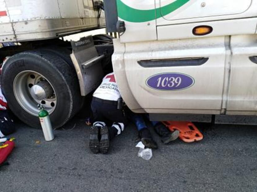 Tráiler embiste puesto de tacos en Aguascalientes