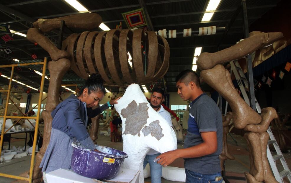 De las esculturas que participarán en el festival Valle de Catrinas, sobresale una, un perro Xoloitzcuintle que lleva por nombre Manahuia (escrito en náhuatl), que significa “proteger, cuidar, defender”, de la artista Ana Violeta Flores. Foto: Omar Contreras/EL UNIVERSAL