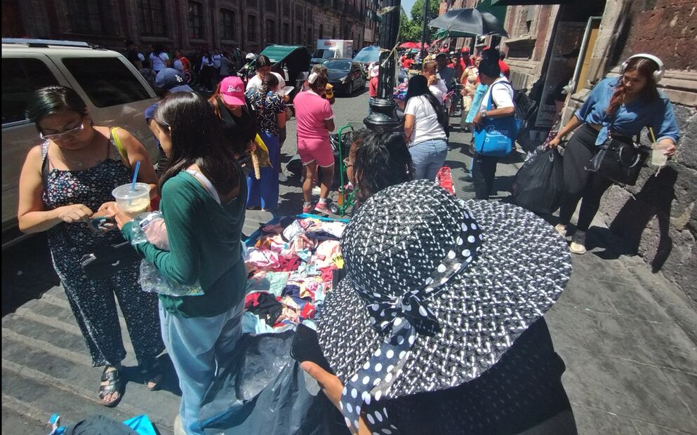 Ante el aumento de la presencia de vendedores ambulantes en el Centro Histórico, transeúntes denunciaron que tardaron hasta dos horas en llegar a su destino, el lunes 14 de abril de 2025. Foto: Fernanda Rojas/EL UNIVERSAL