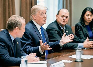 Trump firma resolución de condena a supremacistas