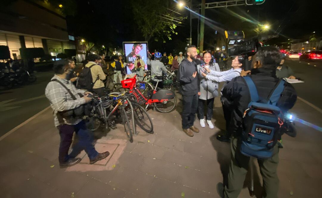 Ciclistas se manifestaron a las afueras de Semovi, para recabar firmas que conlleven a la suspensión de la licencia de conducir permanente (13/11/2024). Foto: Especial