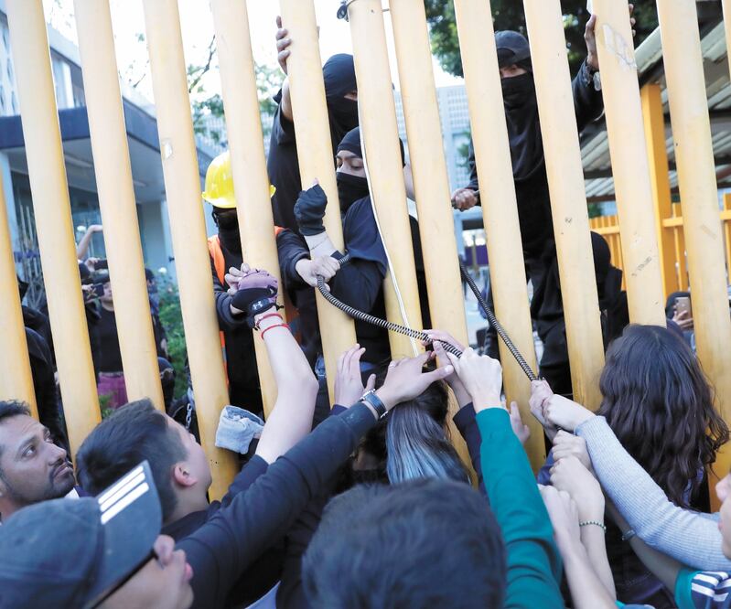 Estudiantes del plantel Pedro de Alba y padres de familia chocaron ayer con los paristas para reanudar las actividades. IVÁN STEPHENS. EL UNIVERSAL
