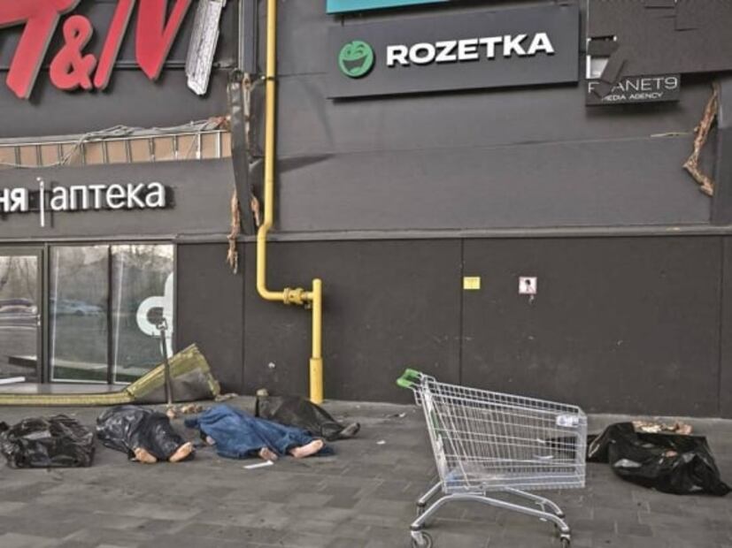 Bombardean centro comercial en Kiev y viviendas en Odesa