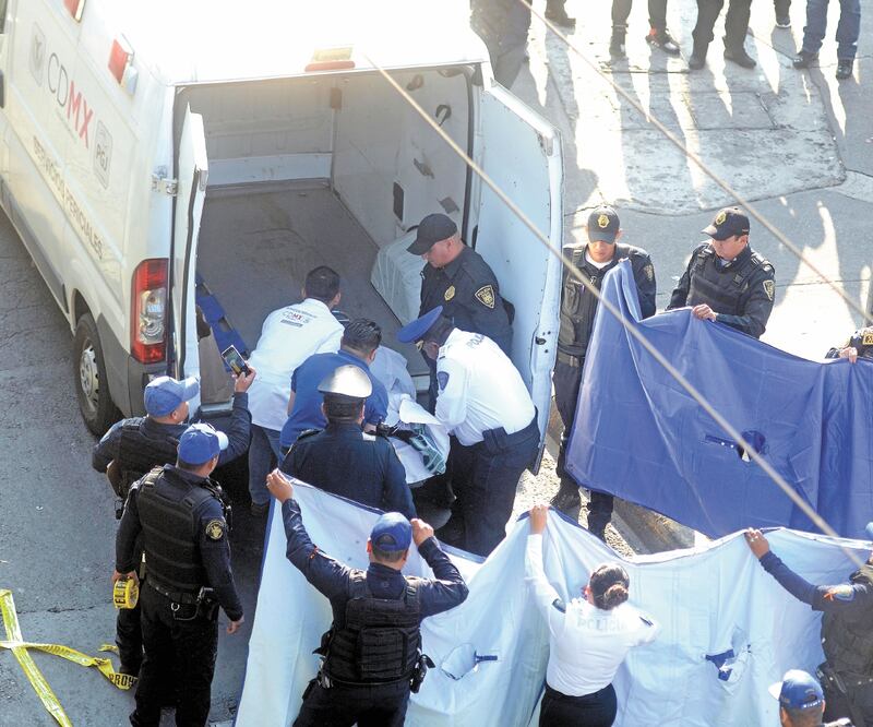 Amenaza. Agentes hallaron a Consuelo dentro de su camioneta en la colonia Guadalupe Victoria. JUAN ARMANDO MARTÍNEZ. EL UNIVERSAL
