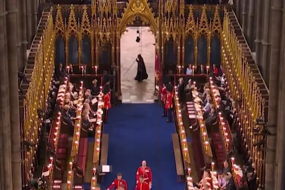 La extraña figura que rompió la monotonía de la ceremonia. FOTO: CAPTURA