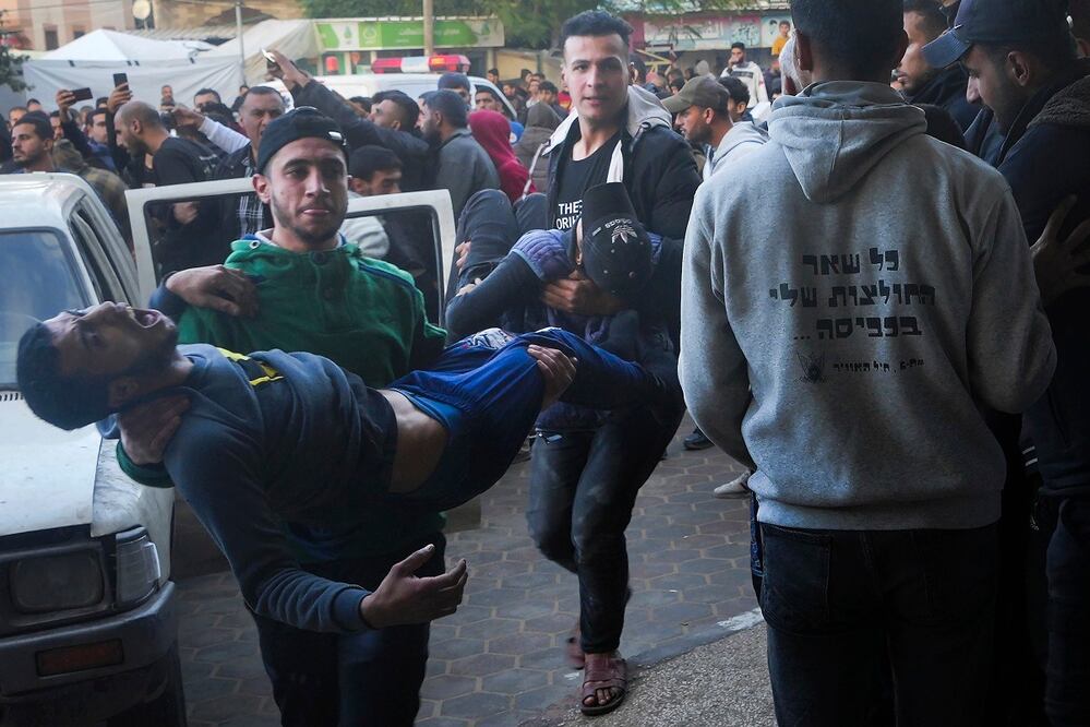 Palestinos heridos en un bombardeo israelí en Gaza son trasladados al hospital en Deir al Balah. FOTO: AP