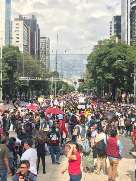 Marchan del Ángel al Zócalo, a 4 años de la desaparición de los 43 de Ayotzinapa