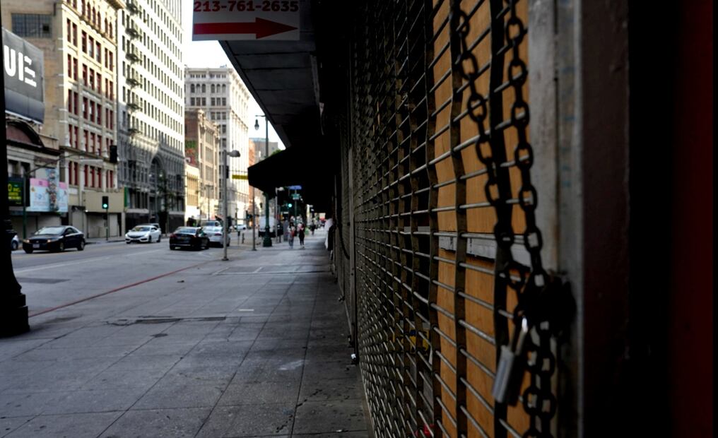 Calles semivacías y negocios cerrados se observan el viernes en Los Ángeles, California, el 13 de junio de 2025, que se prepara para la mega protesta contra las políticas anti migratorias de Donald Trump. Foto: Aimee Melo/EL UNIVERSAL