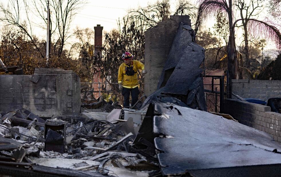 Equipos de búsqueda rescatan a las personas fallecidas en los devastadores incendios de Los Ángeles al desplazarse de casa en casa; mientras, bomberos se preparan para los vientos huracanados que podrían avivar los incendios, el 13 de enero de 2025. Foto: AFP