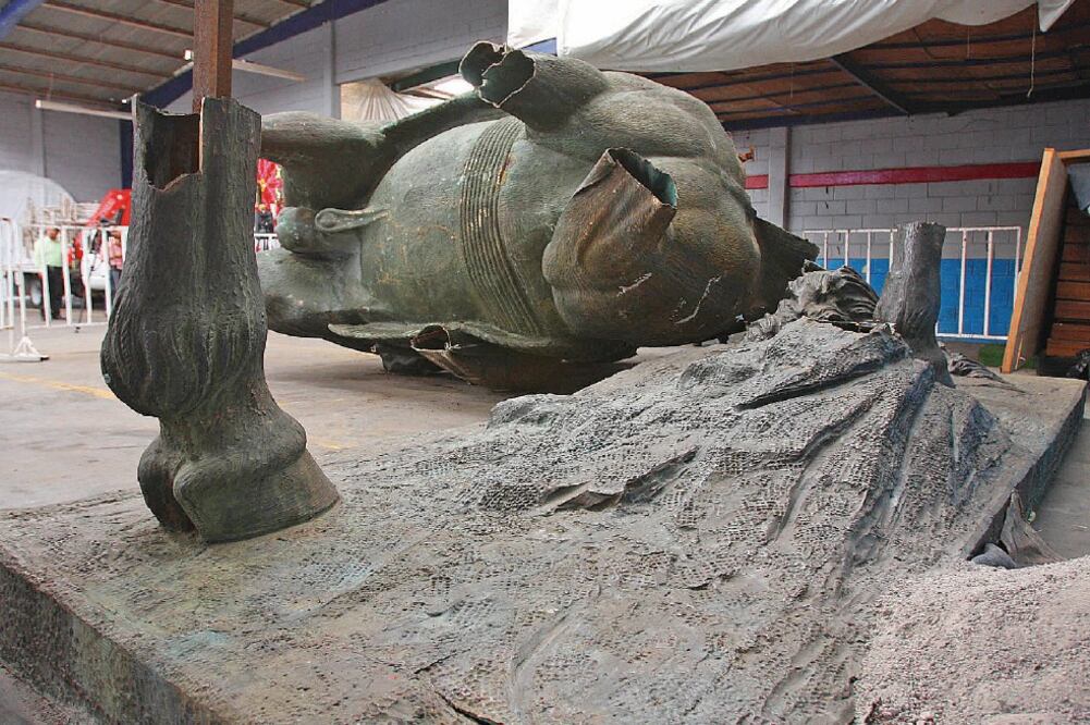 El robo de la estatua ecuestre se realizó en diciembre de 2012, mes en el cual también fueron encontrados los restos del corcel de bronce por personal de Capufe en las cercanías de la autopista México - Cuernavaca (ESPECIAL)