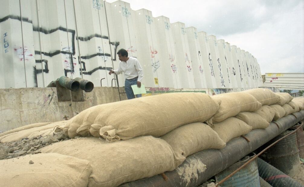 Costales con arena para contener cualquier fisura en el Canal de la Compañía, 2001. Casi un siglo antes, en 1902, se reportó una severa inundación de varios cultivos entre Chalco, Mixquic, Huitzilzingo, San Juan Ixtayopan a causa de un canal desviado tras los trabajos de desecación. Foto: Luis García/Archivo EL UNIVERSAL.