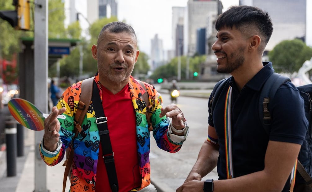 Héctor y Martín reparten regalitos a asistentes de la marcha LGBTQ+ en la CDMX. Foto: Hugo Salvador/EL UNIVERSAL