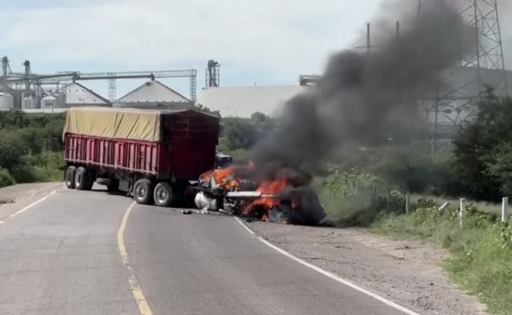 En el arroyo observaron a dos hombres muertos, uno de ellos carbonizado y otro con quemaduras en el cuerpo. Foto: Especial.