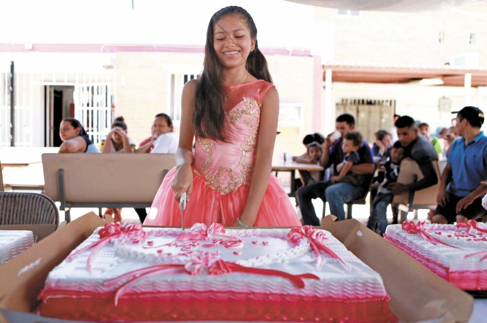 Melanie, joven guatemalteca, celebró sus 15 años en la Casa del Migrante. Los patrocinadores del lugar le regalaron un vestido color coral y tres pasteles. Foto: CHRISTIAN TORRES. EL UNIVERSAL