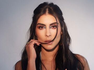 María León luce impactante en bikini multicolor
