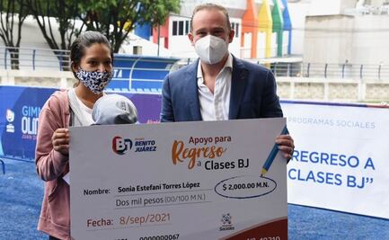 Santiago Taboada entrega apoyo económico a estudiantes de Benito Juárez