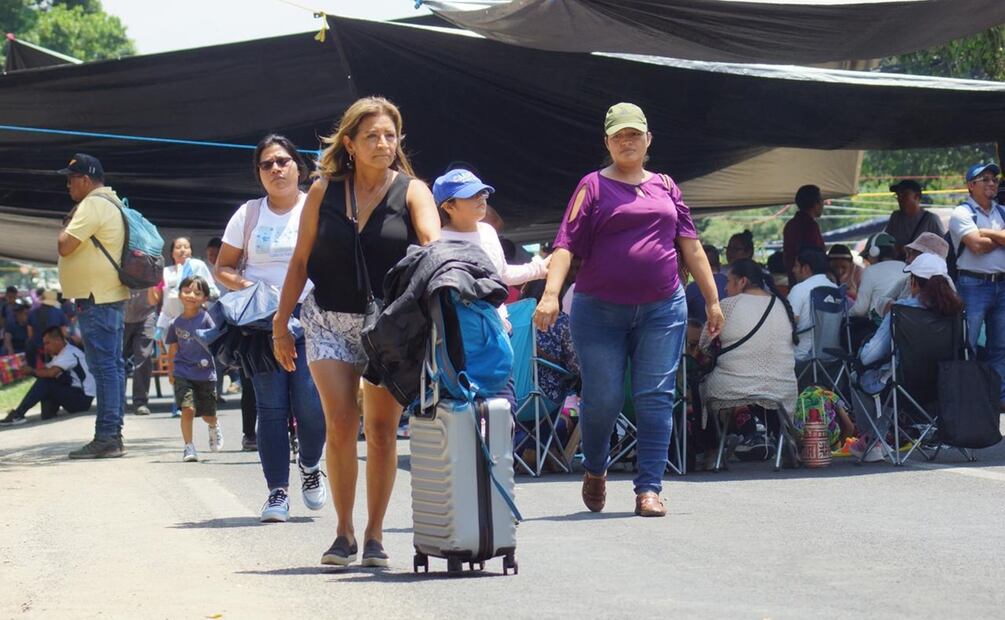 Pasajeros tuvieron que caminar bajo el intenso sol y con una sensación térmica de 34 grados. Foto: Edwin Hernández / EL UNIVERSAL