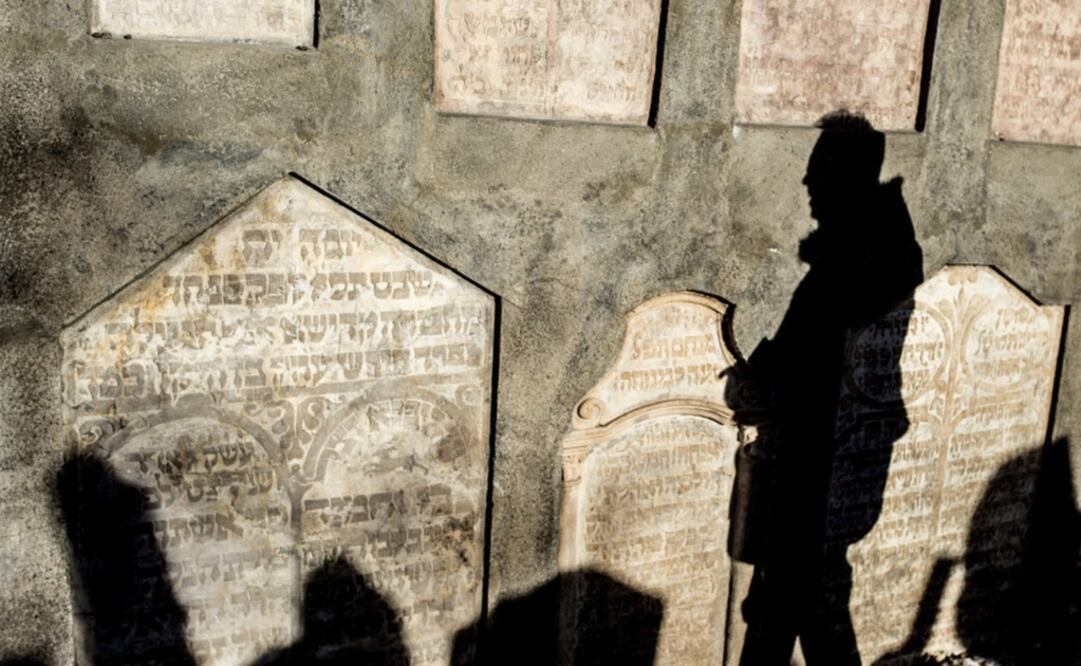 Cementerio del barrio judío de Praga. Este camposanto se encuentra entre los cementerios judíos más antiguos que se conservan en el mundo. Se fundó en el siglo XV. EFE/Filip Singer