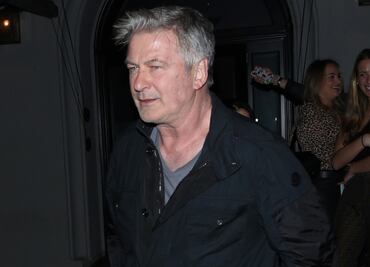 Armera de "Rust" se pregunta quién metió la bala en el arma que disparó Alec Baldwin