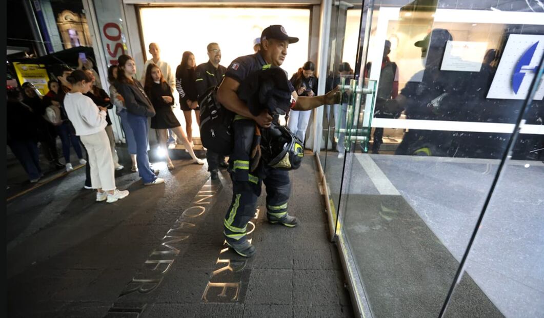 Servicios de emergencia acudieron a la Torre Latinoamericana, en la Ciudad de México, para rescatar a 12 personas que quedaron atrapadas en un elevador, el 30 de mayo de 2025. Foto: Francisco Rodríguez/EL UNIVERSAL