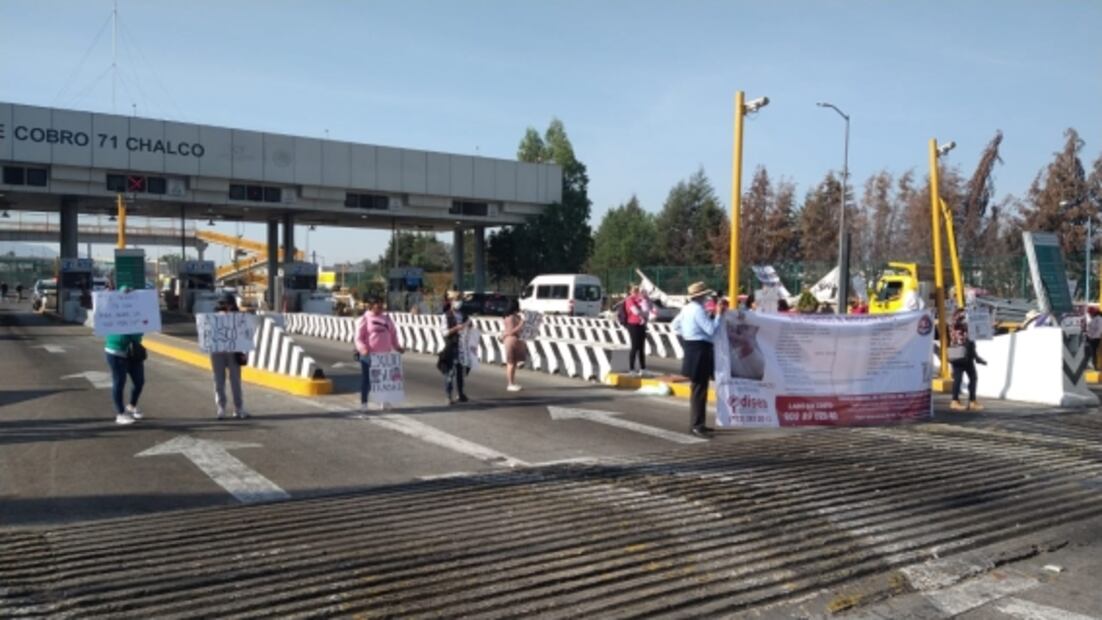 Manifestantes bloquean caseta en autopista México-Puebla por la desaparición de un joven de 28 años