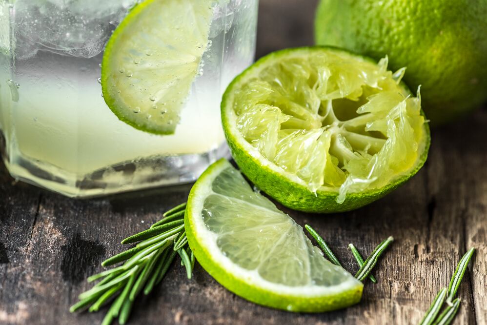 Aunque el limón tiene beneficios, su alta acidez puede afectar la salud si no se consume con cuidado. Foto: Freepik
