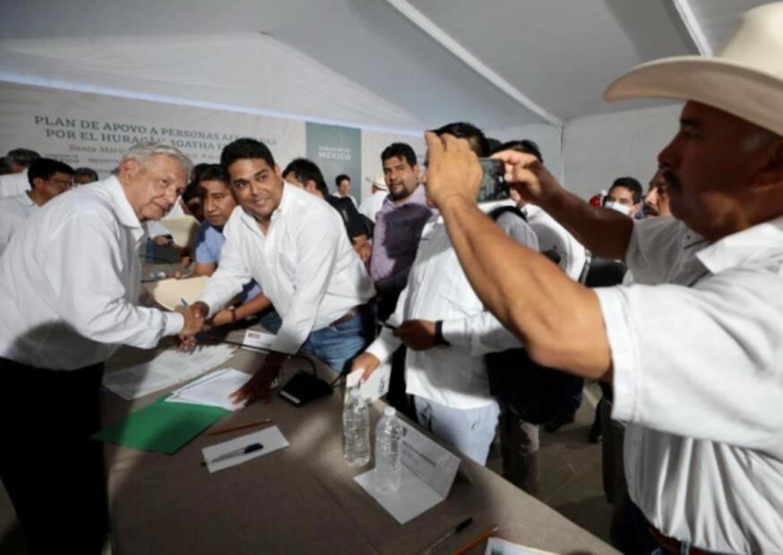 AMLO otorgará recursos a 31 alcaldes de Oaxaca tras paso de huracán "Agatha"