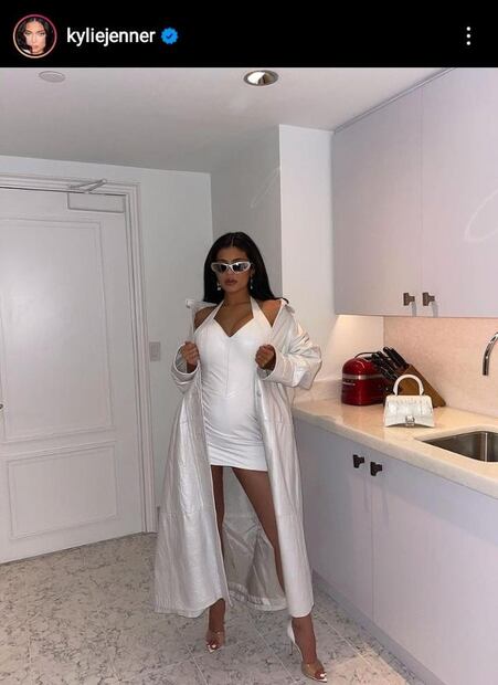 El look con el que Kylie Jenner presumió su pancita de embarazada