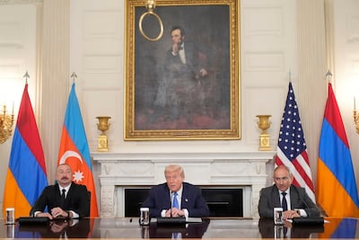 Armenia y Azerbaiyán firman ante Trump un acuerdo para poner fin a su conflicto; se comprometen a abrir el comercio