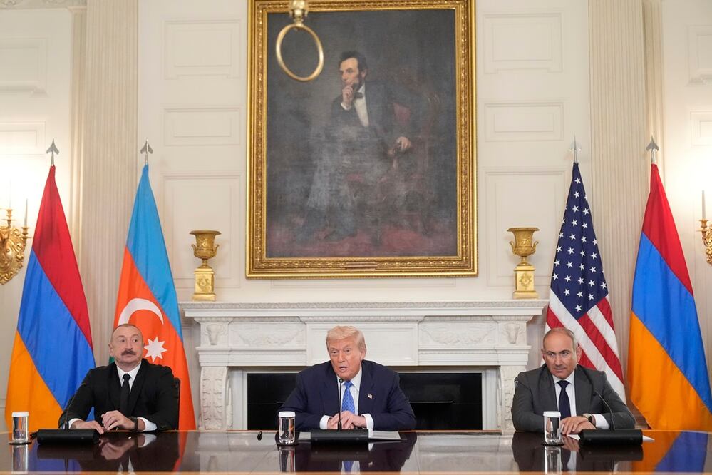 El presidente Donald Trump (centro) habla durante una firma trilateral con el mandatario de Azerbaiyán, Ilham Aliyev (izquierda), y el primer ministro de Armenia, Nikol Pashinyan, en el Comedor de Estado de la Casa Blanca, en Washington. Foto: AP