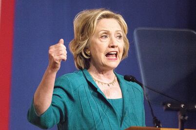Clinton y Bush intercambian ataques