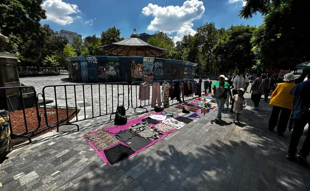 Vendedores ambulantes instalan tianguis en Avenida Juárez. Alberto Acosta/EL UNIVERSAL