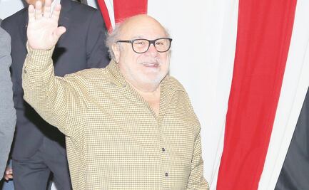 DeVito sonríe ante los políticos