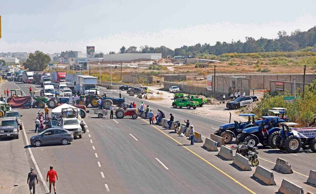 Los productores bloquearon 11 puntos carreteros en Jalisco, donde los principales accesos a Guadalajara amanecieron colapsados; la central camionera suspendió corridas. Foto: Miguel García / EL UNIVERSAL