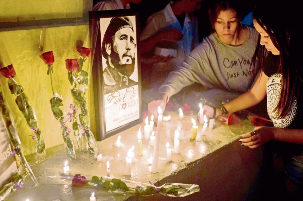 Estudiantes de la Universidad de La Habana, donde estudió Fidel Castro, realizaron anoche una vigilia en memoria del Comandante. (FOTO: RAMON ESPINOSA. AP)