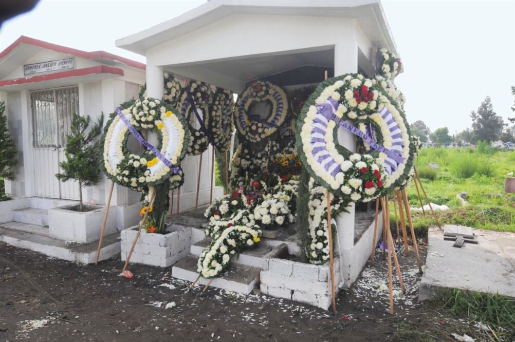 Los restos de Felipe de Jesús Pérez Luna, alías El Ojos, presunto líder de un grupo delictivo en Tláhuac, fueron enterrados en una cripta del panteón San Lorenzo Tezonco, en la delegación Iztapalapa (IVÁN STEPHENS. EL UNIVERSAL)