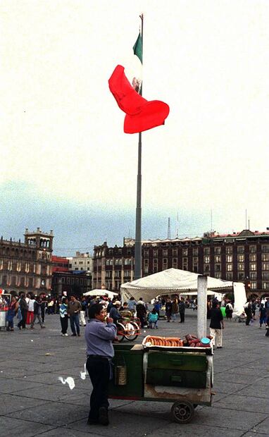 Ya desde los años dos mil, la presencia del carrito de plátanos y camotes en el Zócalo capitalino se celebrara como una tradición viva. Archivo EL UNIVERSAL.