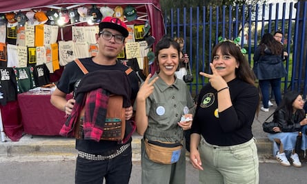 La previa de Little Jesus: alienígenas, fans de todas las edades y rituales de pasión musical