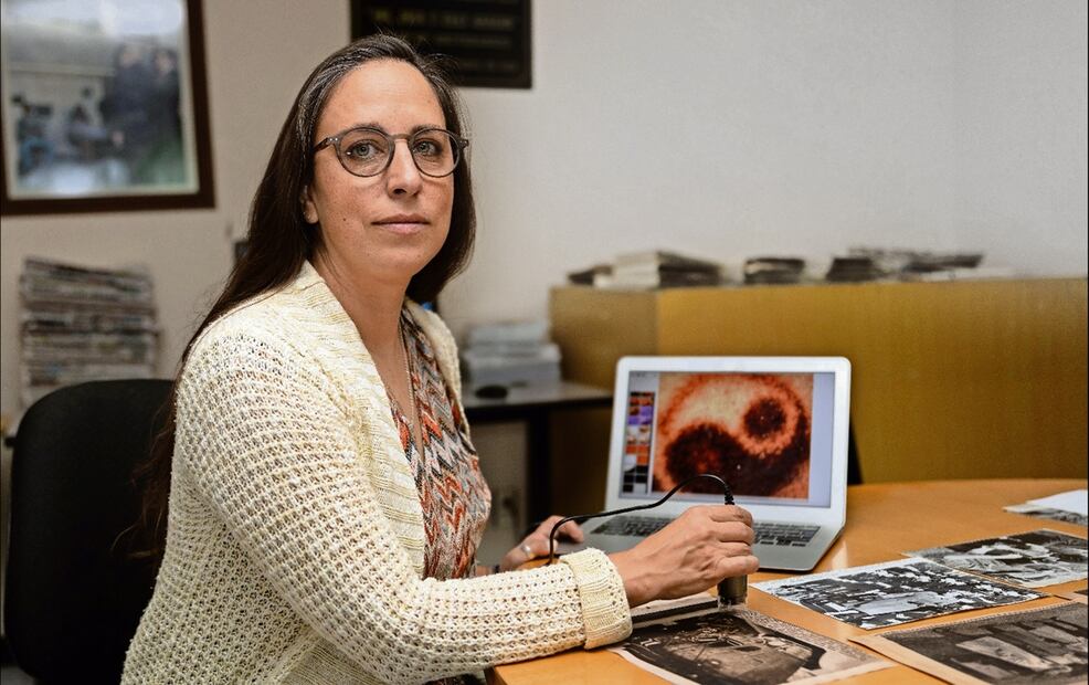 La investigadora Nadine Vera Bérenger analiza los materiales que conserva EL UNIVERSAL y que fueron una importante herramienta de información en el siglo XX. Foto: Hugo Salvador /EL UNIVERSAL