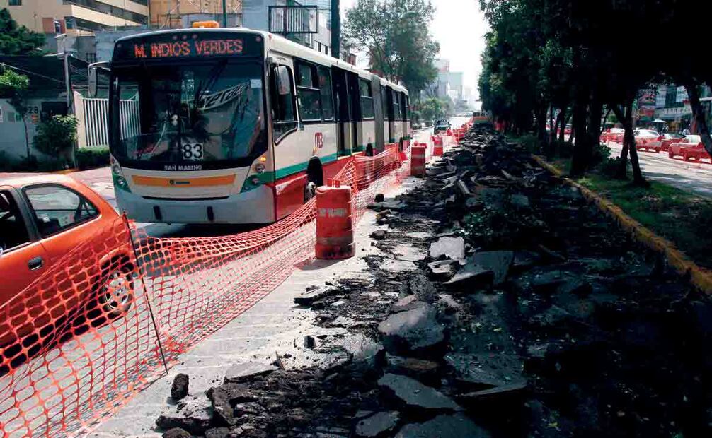 Debido a los trabajos de repavimentación del carril confinado del Metrobús en la estación Churubusco, las unidades de este sistema de transporte deben circular por los carriles de los automovilistas provocando tráfico vial. Diciembre de 2006. Foto: Jorge Carballo/ Archivo EL UNIVERSAL.