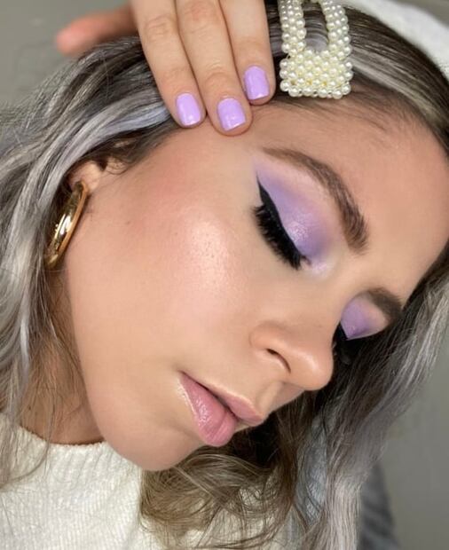 Sombras lila, la tendencia que causará furor en primavera 2023