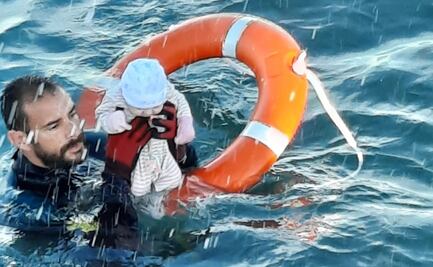 Guardia Civil de España rescata a bebé en Ceuta tras arribo de migrantes; foto se hace viral