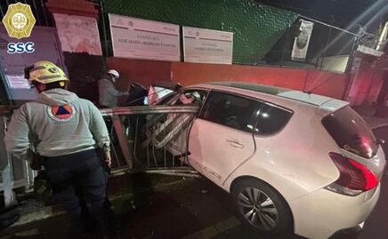 Auto choca contra valla de escuela en la Condesa; detienen a conductor con varias lesiones